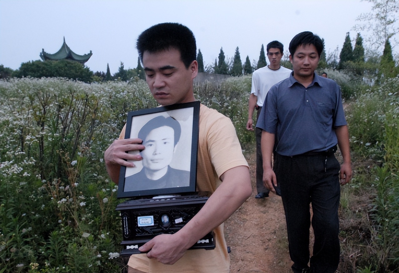 03年大学生因“三无”收容被害，涉案人员全部判刑，一项法规废除