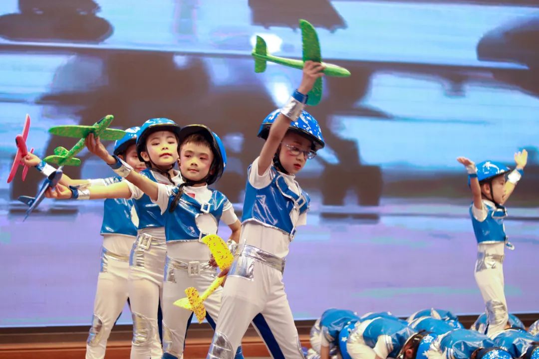 天府新区华阳实验小学举行“童星耀五月·艺术绽花开”群舞比赛