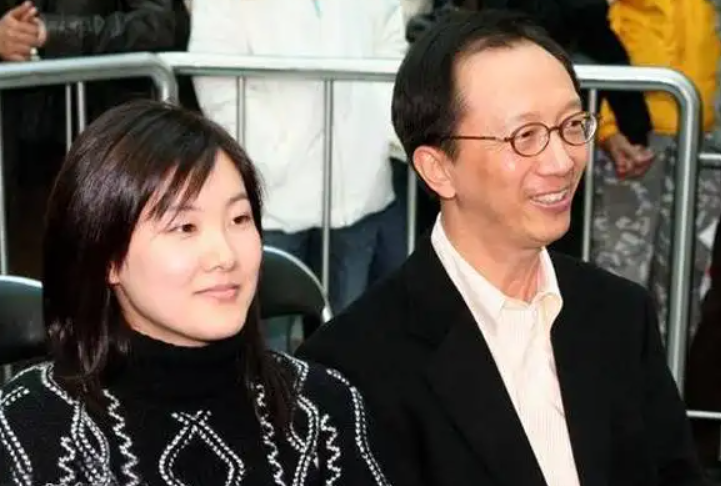 梁錦松個人資料（面對與梁錦松的26歲年齡差爭議，伏明霞回應：我喜歡成熟一點的）
