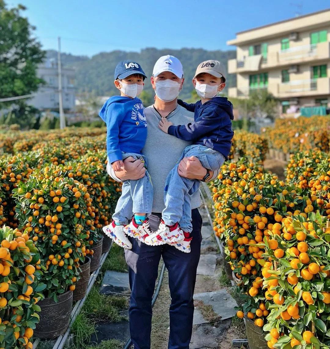 胡杏儿老公带俩儿子去买年花，李乘德吐槽奕霆奕霖是“小坏蛋”