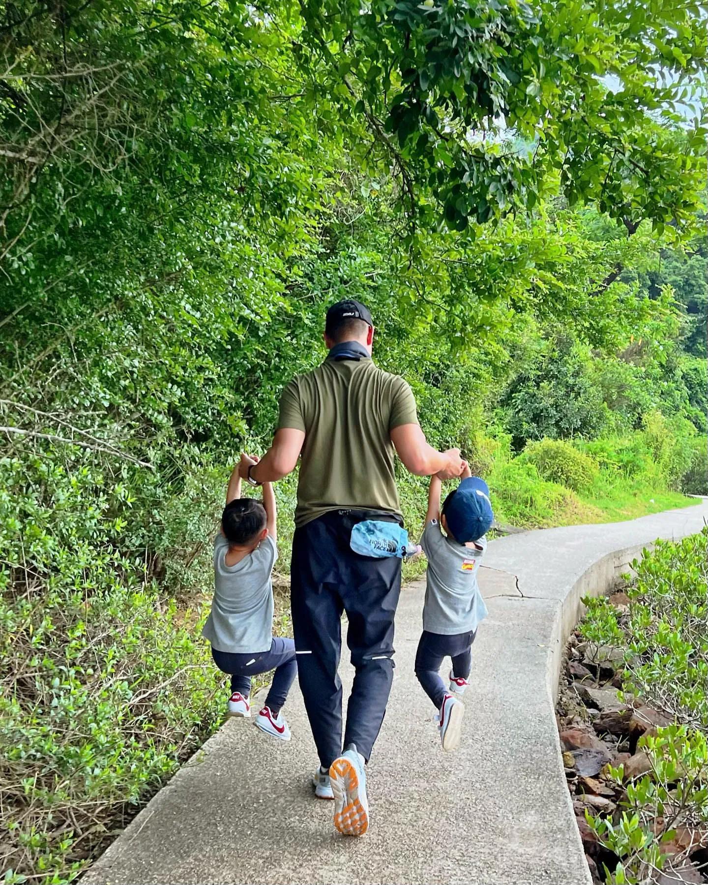 胡杏儿老公晒祖孙三代出游照，一手拎一儿子当健身，大展爸爸力