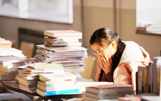 双胞胎姐妹同时考上大学，15年没买过新衣服，全穿亲友资助的旧装