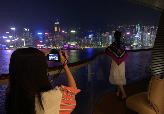 51岁郭可盈晒全家福庆生，与母亲温馨亲吻，熊黛林双胞胎女儿出镜