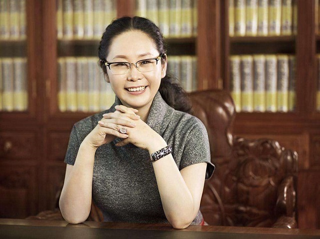 她卖豆腐起家45岁丧夫，却成为天津女首富，给武汉和汶川捐1亿