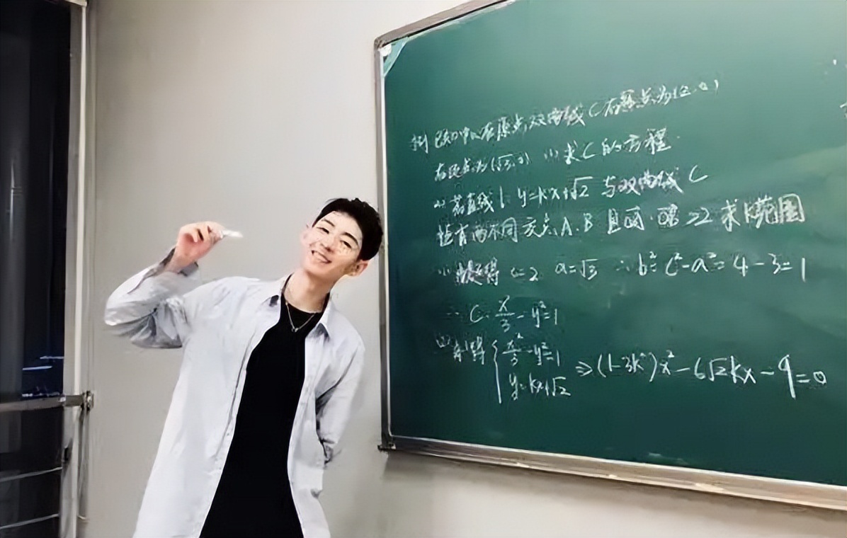 “不是大学生吗？”湖南一高校男老师“火”出圈，颜值堪比小鲜肉