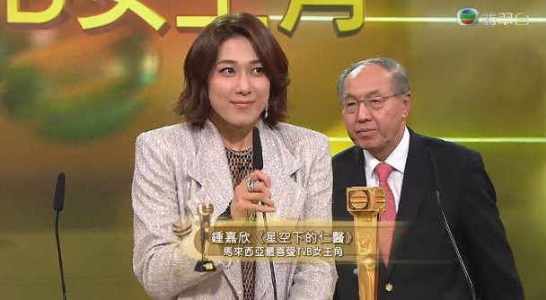 TVB颁奖礼上演宫斗，钟嘉欣痛失视后输给林夏薇是因为站错队？