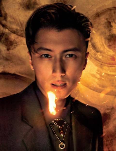 79岁杨受成出席庆功宴！谢霆锋张学友让出C位，明星云集有人喝醉