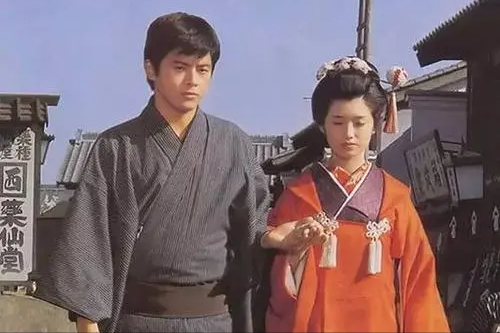 63岁山口百惠：隐退42年，身材发福生活节俭，孙女降生当奶奶