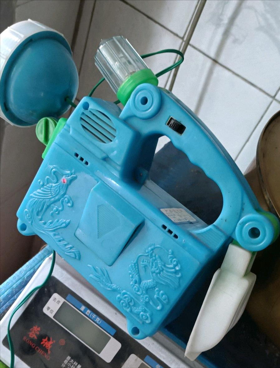 充满电大概能照明6小时左右,而且灯光也没有现在的手电筒亮