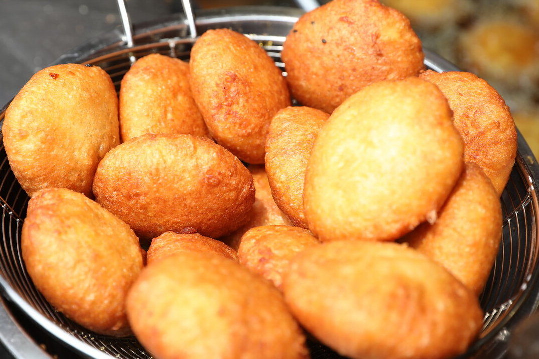 炸糖糕不麻烦,一烫一拌,个个又圆又鼓,香甜酥脆,过年记得做