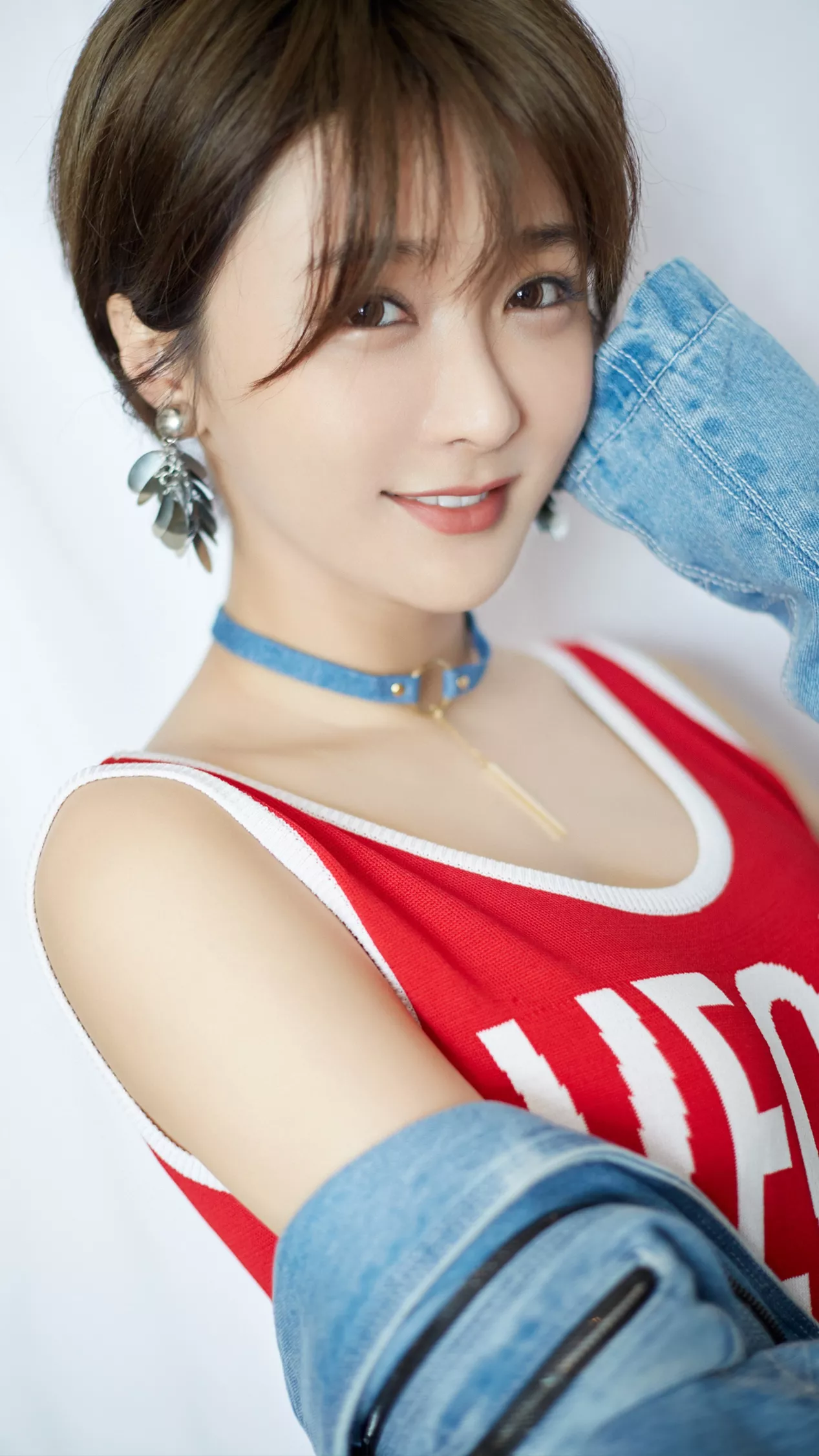 44位明星驾驭的红色服饰典雅大方，由内而外散发出自然的美感