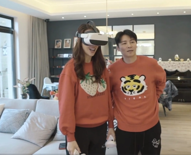 张晋一家五口拜年，俩女儿漂亮开朗像妈妈，儿子虎头虎脑像爸爸