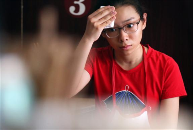 双胞胎姐妹同时考上大学，15年没买过新衣服，全穿亲友资助的旧装