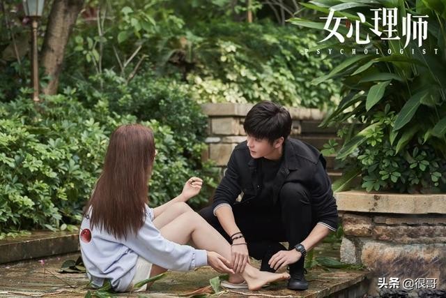 女心理师中隐藏着两位才女：一位做过乐队主唱，一位上过最强大脑