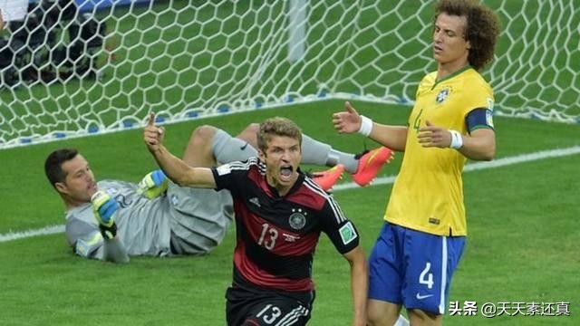 2014巴西世界杯半决赛巴西vs德国(14年世界杯，德国7：1重创巴西的同时，复制了巴西02年的一个数据)