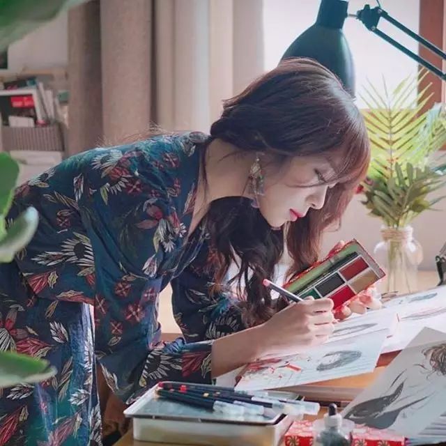 一个美女画家的夏天，画出女生充满遐想的情侣日常