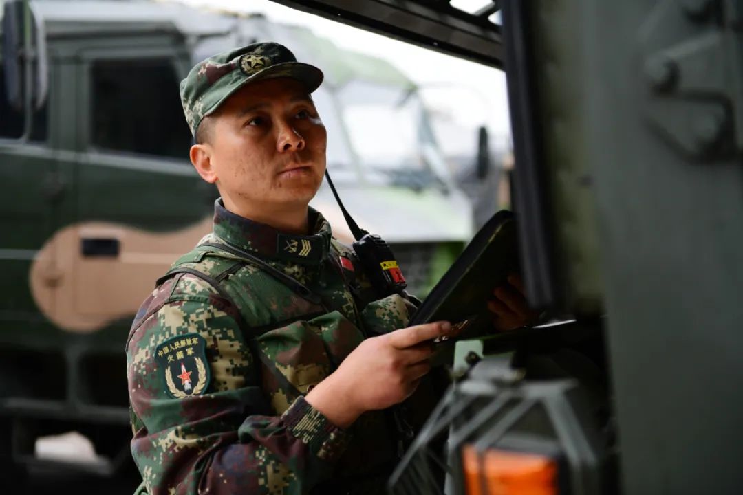 薛伟从容指挥号手操作,精确计算流程,争分夺秒展开作战数据修正.