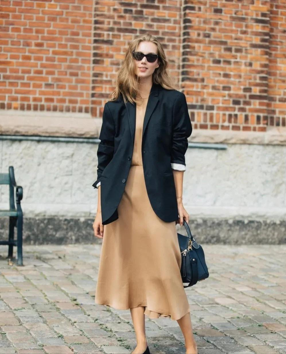 女生衣服颜色搭配表图(上了年纪的女性,穿衣要避开这2个配色雷区,不是