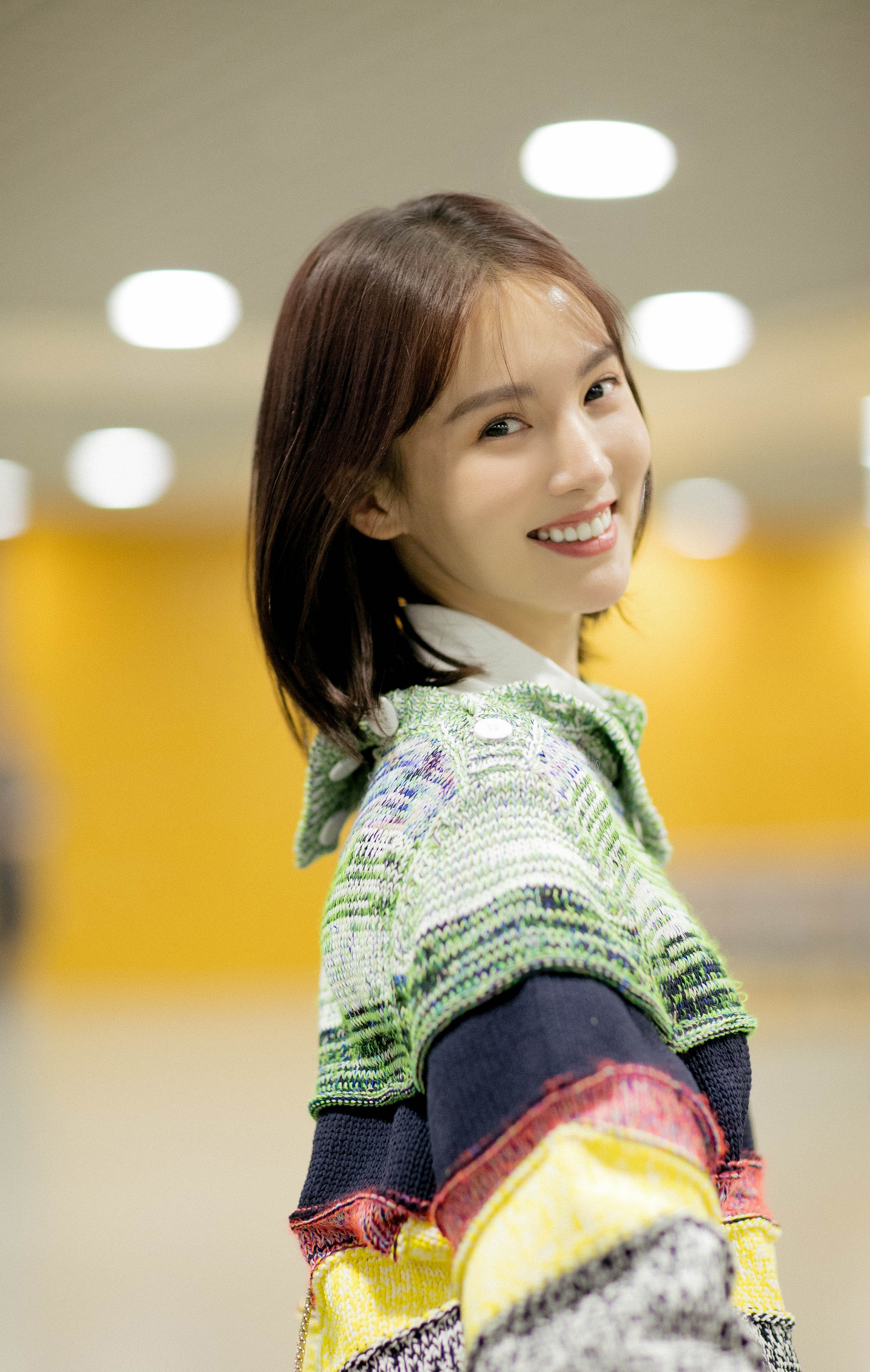 金晨，宽大毛衣搭配短裤玩“下衣失踪”