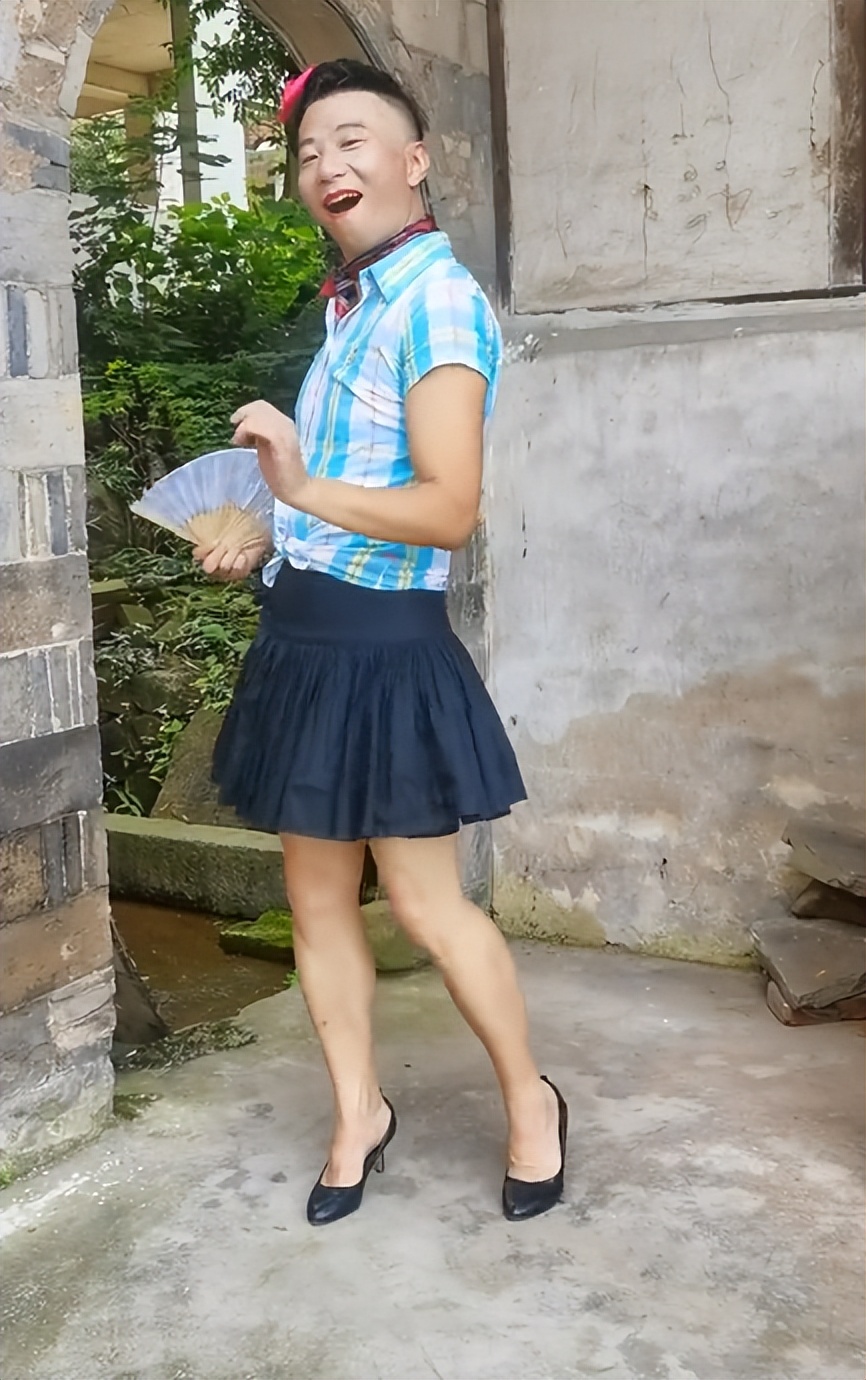 爱表演的生哥：模仿老太太走红圈粉400万，被赞“第二个宋小宝”