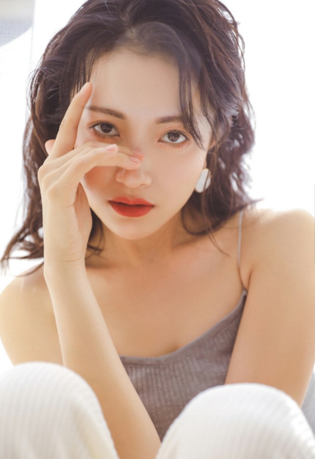 包文婧：吊带背心居家美拍，清新靓丽