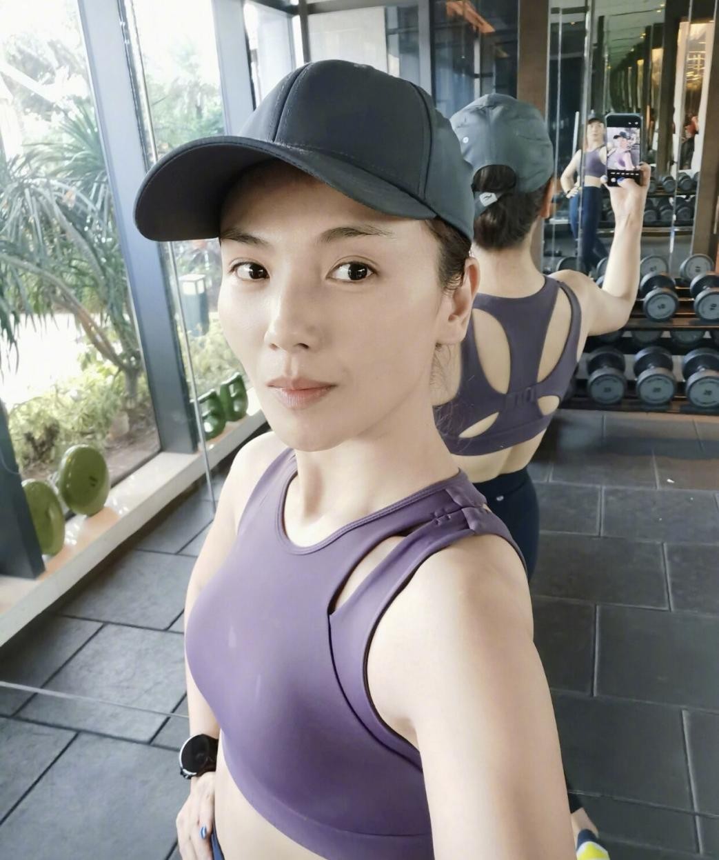 刘涛一改以往优雅形象，剪齐耳短发戴眼镜，一身警察制服帅气无比