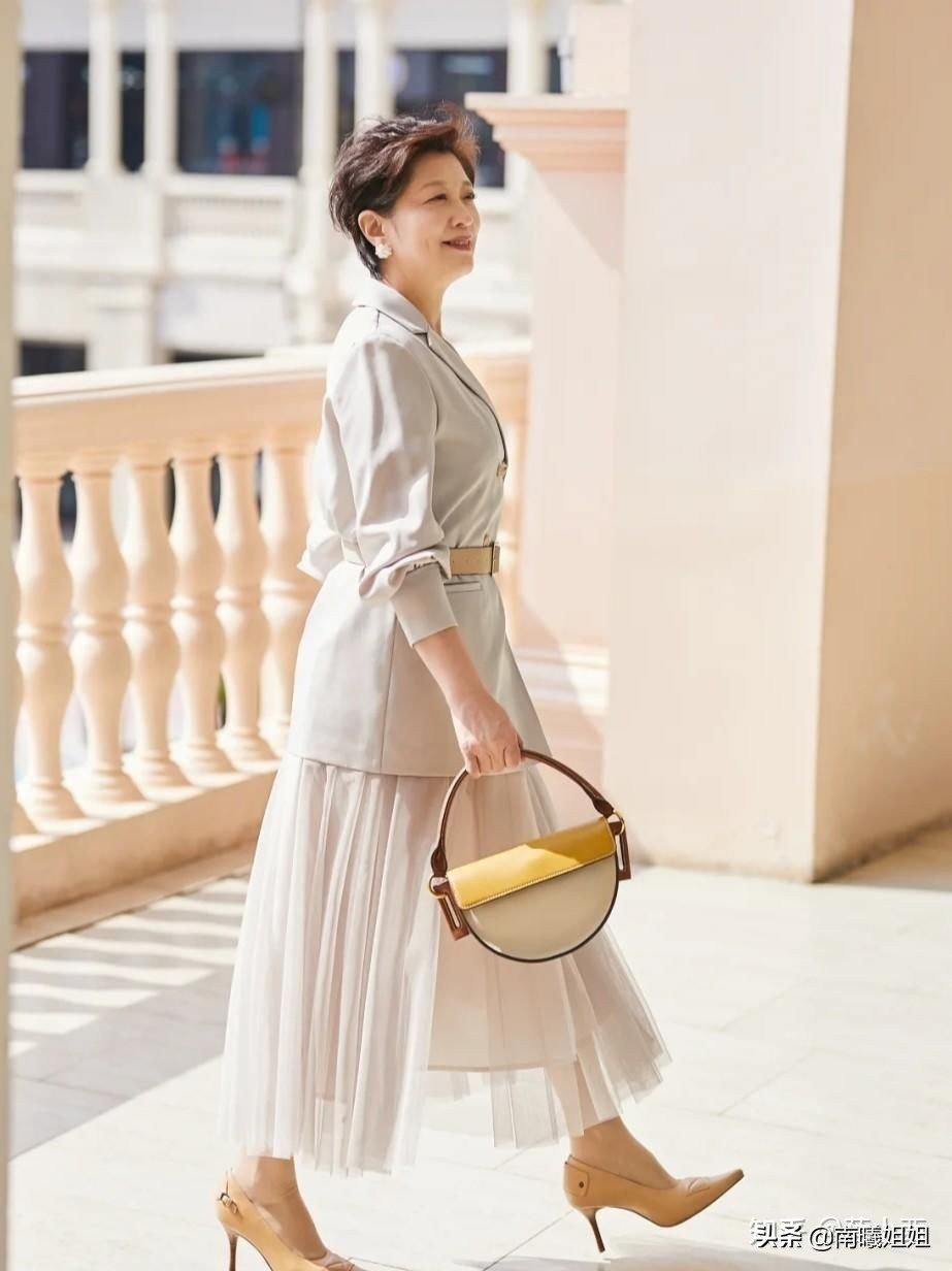 这是我见过最优雅的50+妈妈，不露腰不秀腿，却比明星还有气质