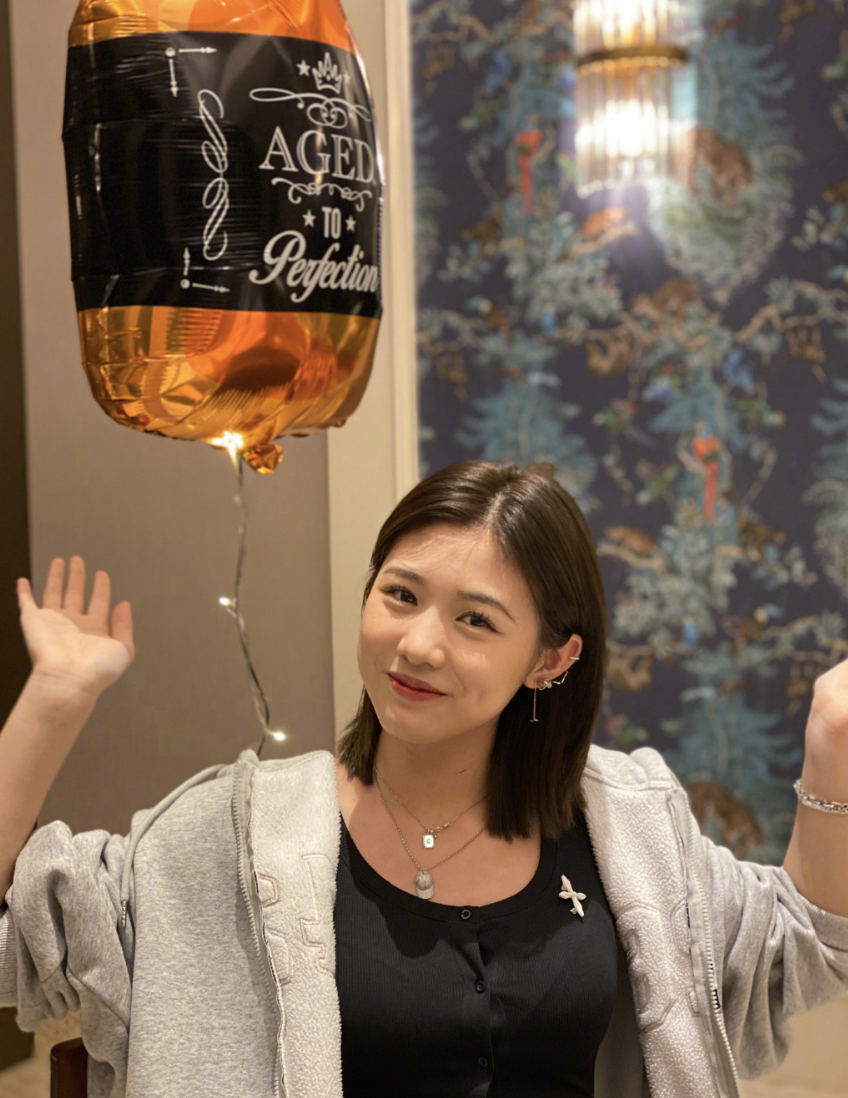 章子怡卡点晒全家福为继女庆生，16岁小苹果模样清纯被赞像陈妍希