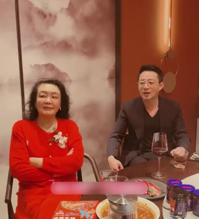 “曲终人散”的人生：大S一家忙着晒幸福，汪小菲满脸憔悴又孤单