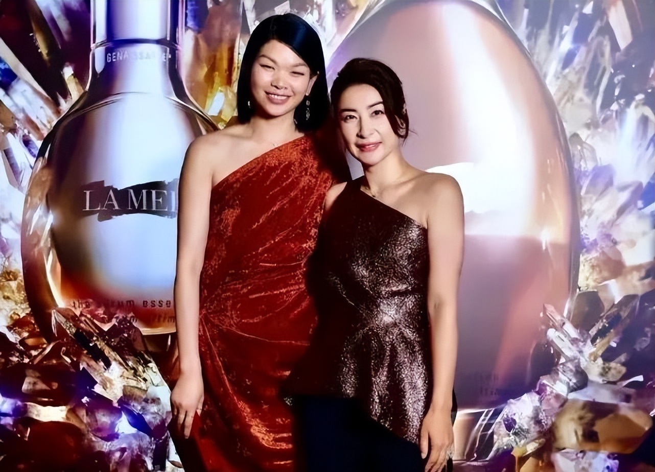 郭晶晶同框超模吕燕，穿斜肩上衣配直筒裤，输了外表赢了气场