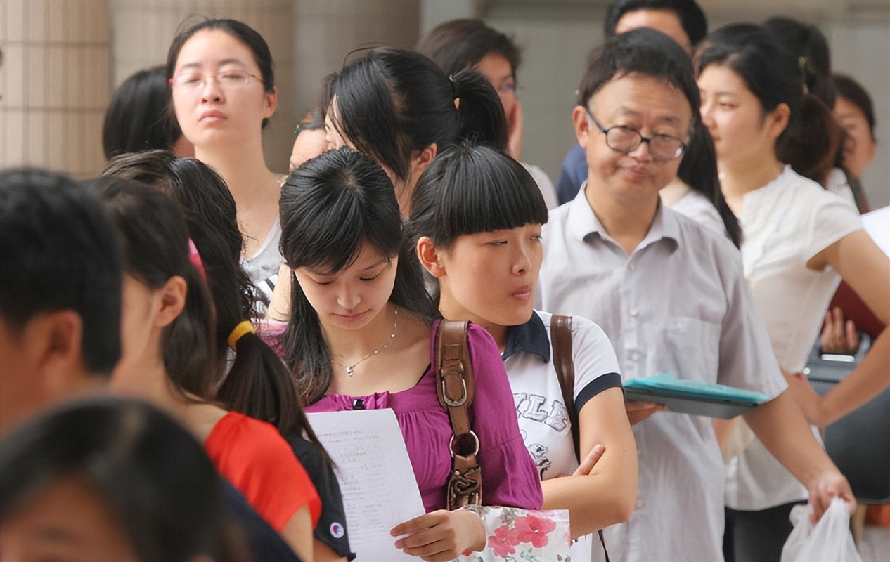 深圳初中语文教师招聘（江苏一中学招聘语文老师）