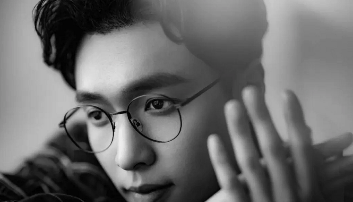 同样是“眼镜造型”，把肖战王一博和吴启华放一起，差距就出来了