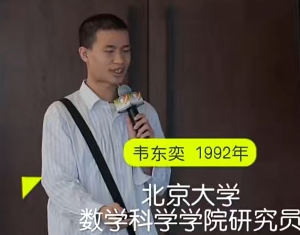 清华校园街头采访走红，出镜学霸造型引热议，网友：一看就很稳重