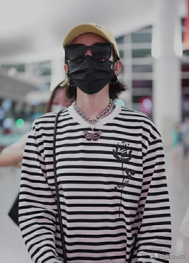 孟美岐戴墨镜鸭舌帽低调现身 搭蝴蝶吊坠嘻哈范十足