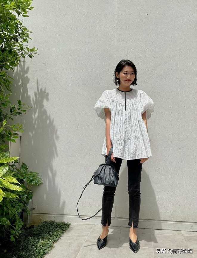 这是我见过最优雅的50+妈妈，不露腰不秀腿，却比明星还有气质