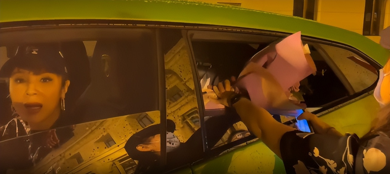 59岁戏骨吴刚坐300万豪车下班，红光满面气色好，妻子罕见化浓妆