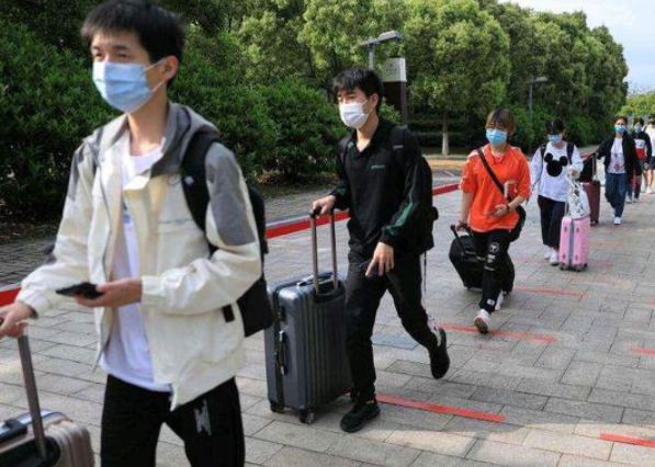 大学封校期间，大学生们在宿舍的神操作，一个赛一个“沙雕”