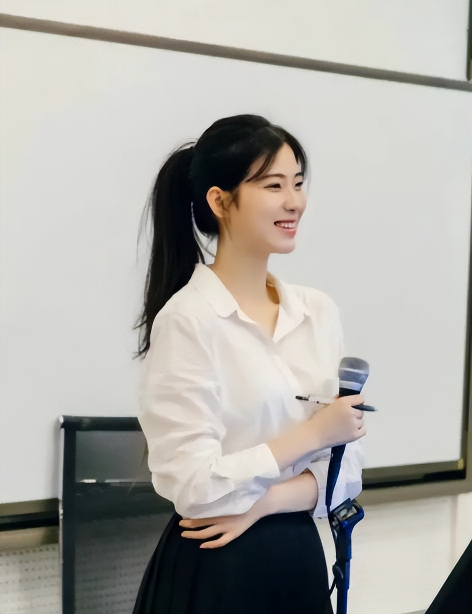 上海一所大学的女教师火了，长相酷似“AI”，让人喜欢又不敢靠近