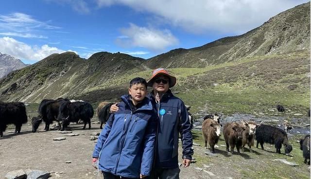 3岁雪地“裸跑”，“神童”何宜德近照曝光，13岁就成在读博士生