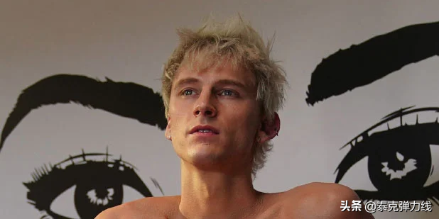 机关枪凯利的粉红色生活真实而黑暗：和女友梅根通电话时差点自杀