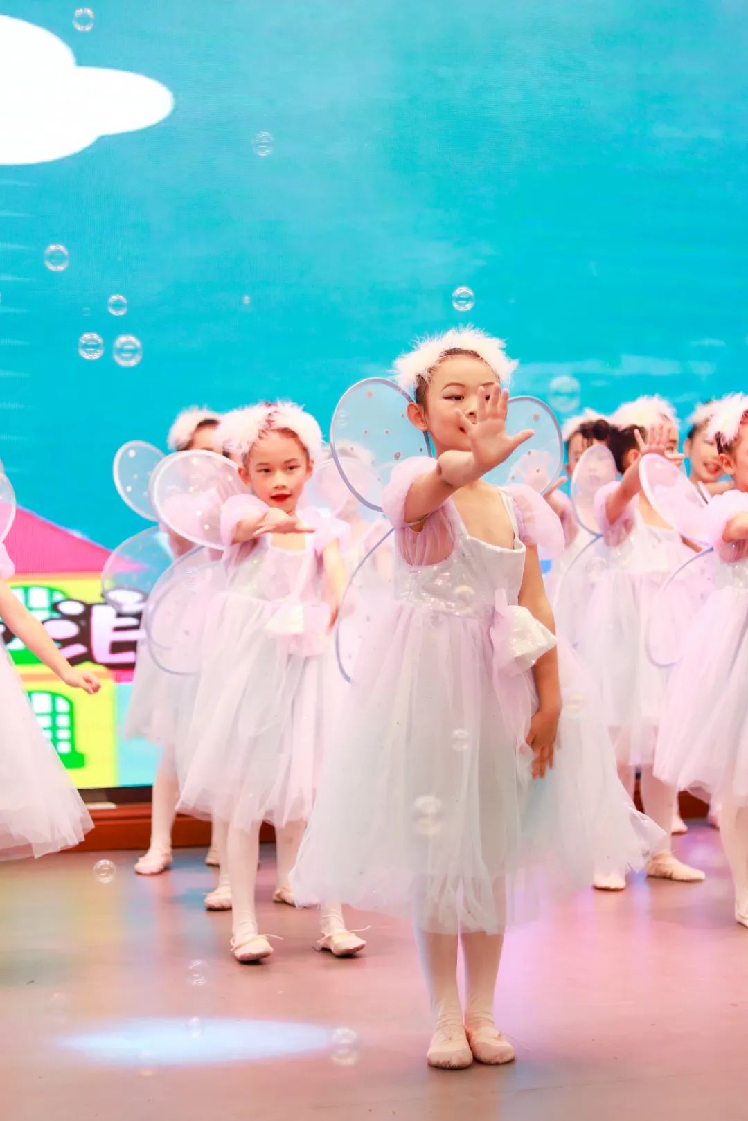 天府新区华阳实验小学举行“童星耀五月·艺术绽花开”群舞比赛