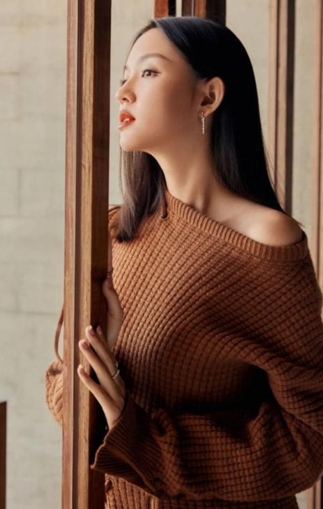 世界小姐张梓琳小女儿模样曝光，精致五官像混血，与姐姐​似​双胞胎