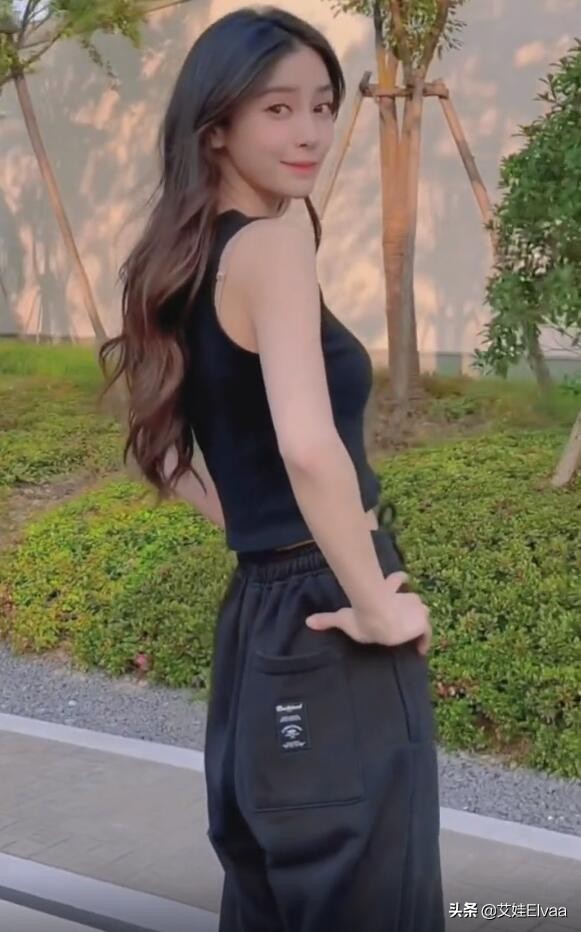 Angelababy豪宅区玩滑板，穿露脐装长裤，窄腰细腿少女身材真窈窕