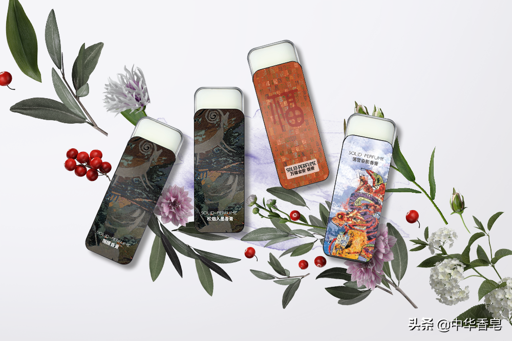 香膏礼盒开启后，姑娘们青葱玉指涂抹着香膏，美眸顾盼间华彩流溢