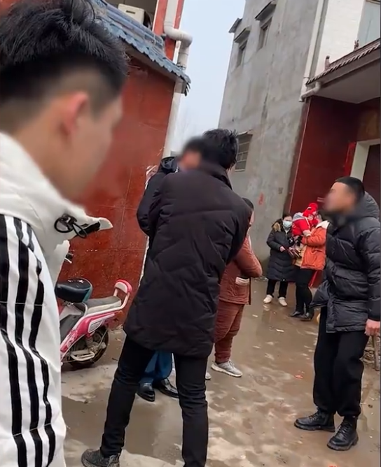 河南一小伙在相亲对象家门口排队却遭受打击,网友:一家女百家求
