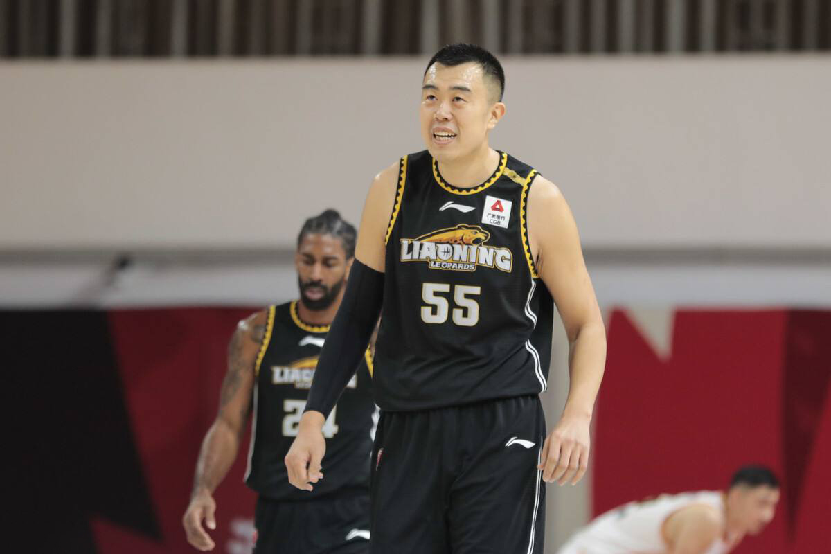 cba球员韩德君是哪里人(辽宁本钢的稳定中锋,"功夫熊猫"韩德君,cba最