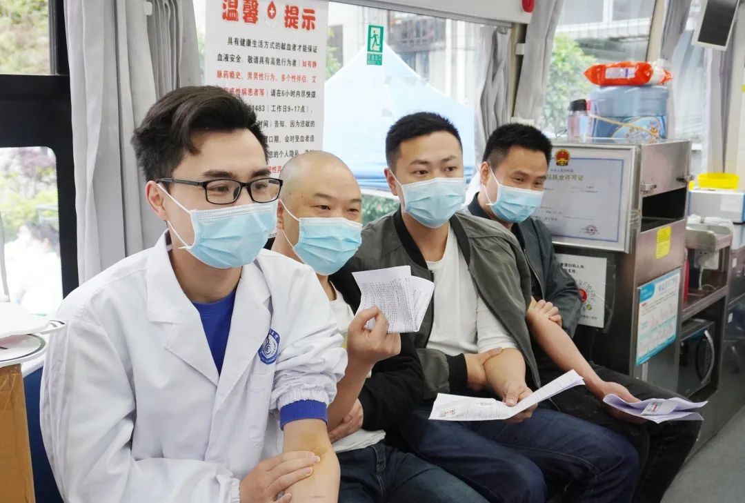 「白衣传情，为爱之名」犍中医无偿献血28100ml