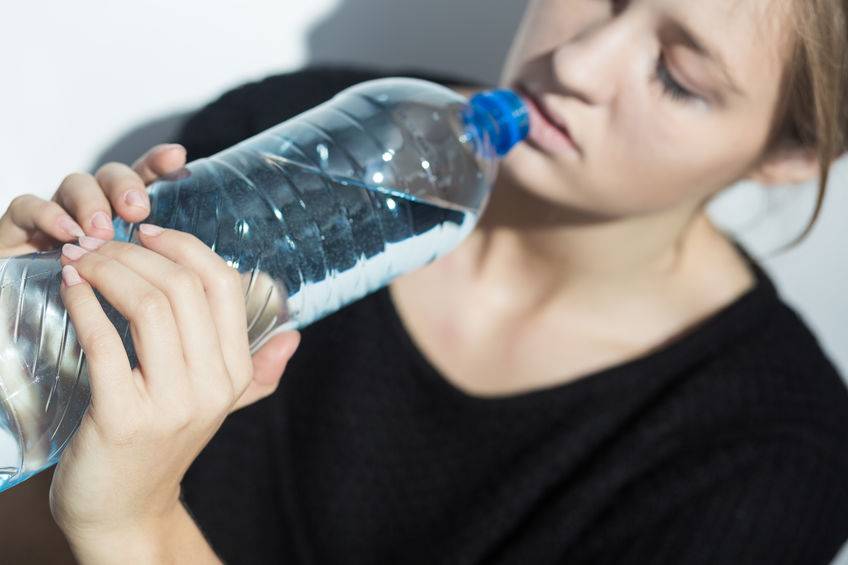 正確的喝水方式，對身體有好處，這3個誤區要了解，別一無所知