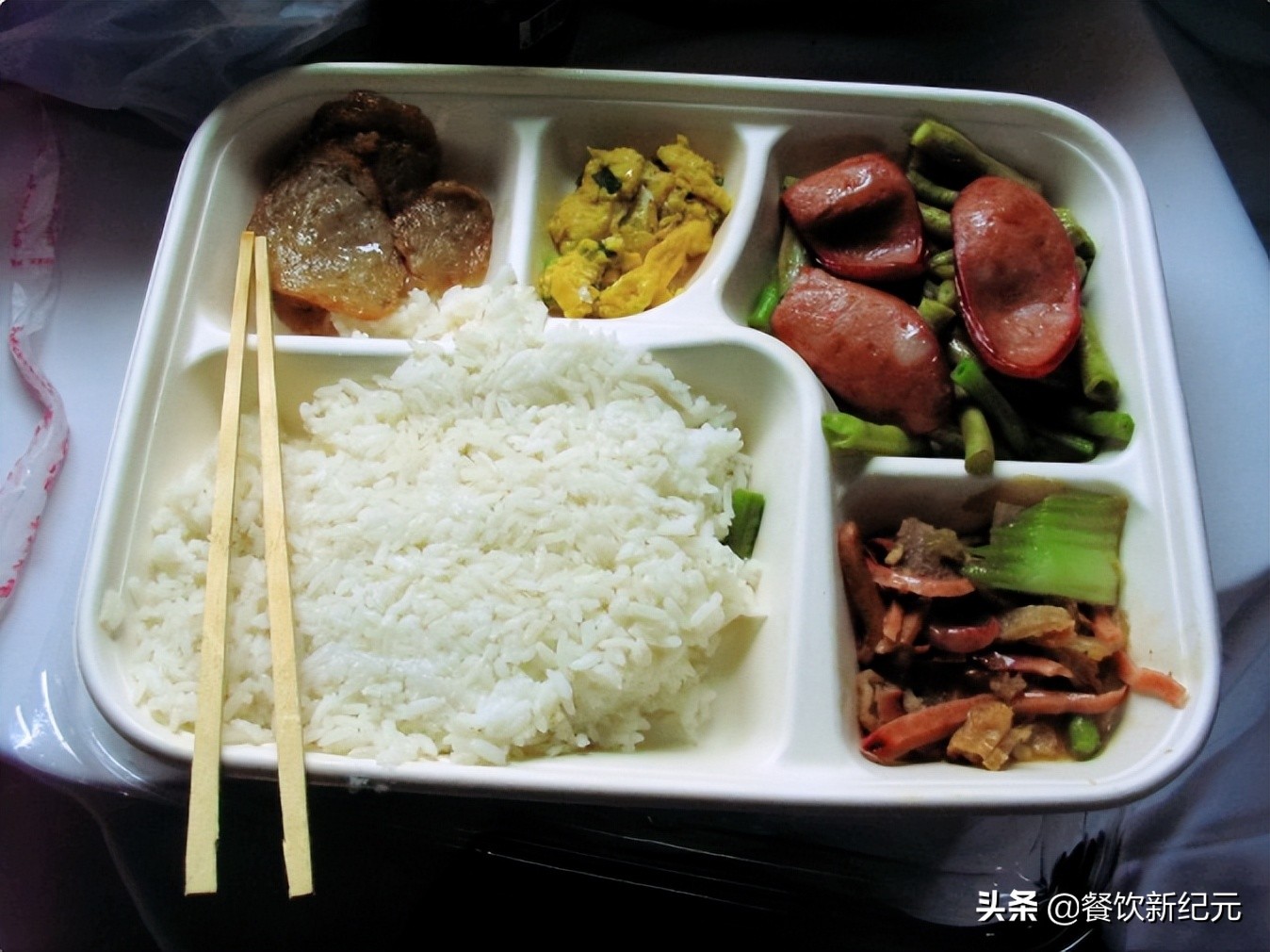 中国高铁盒饭，日本高铁盒饭，韩国高铁盒饭，网友：没比较没伤害