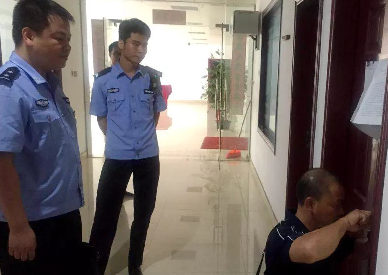 温州一男子偷窥女子洗澡，被发现后跳楼身亡，家属索赔88.9万